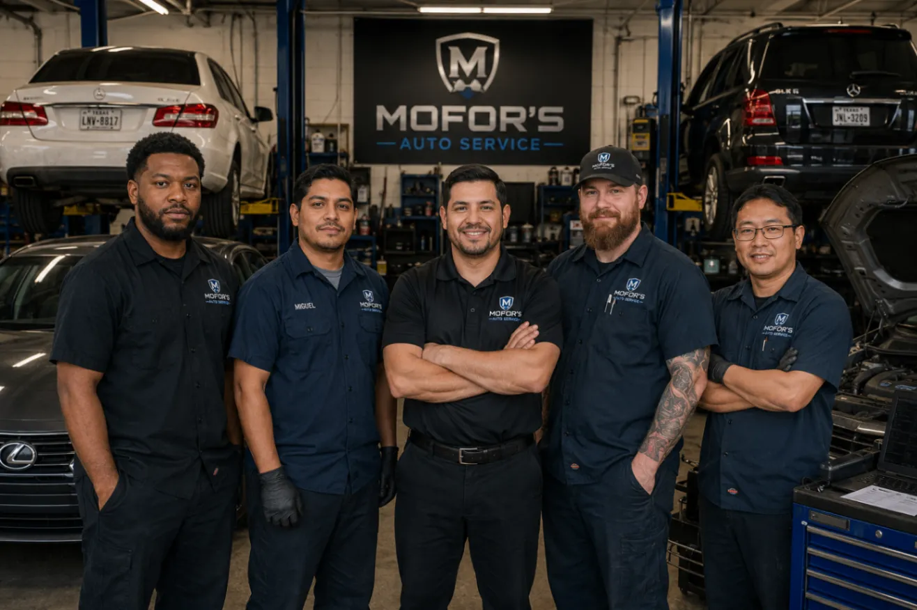 Mofor's Auto Service team portrait in the workshop